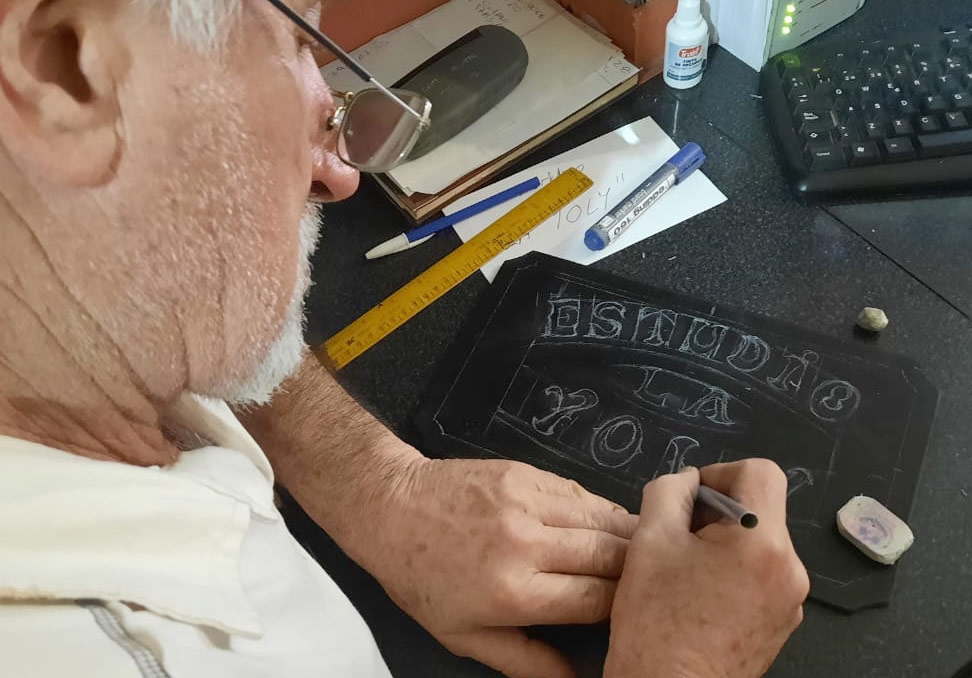 Artesano trabajando.